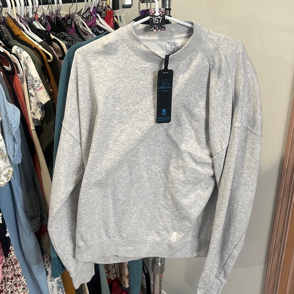 157. kuwallatee sweatshirt L new
